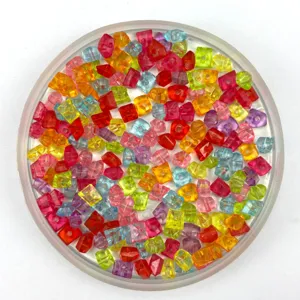 Gros plan de perles de glace pilée en acrylique coloré, pierres précieuses percées.