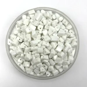 Perles de glaons en acrylique percees pour decoration de mariage fete et scene.