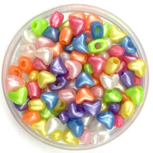 Bunte herzförmige Perlen DIY Bastelset, ideal für handgemachte Armbänder und Handyketten.