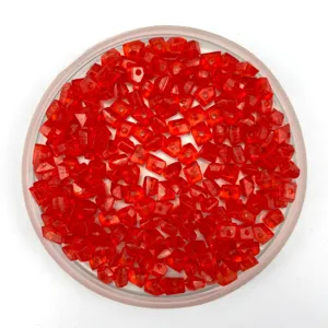 Perles de glace pilée en acrylique rouge avec trou, idéales pour les bijoux DIY et le décor.