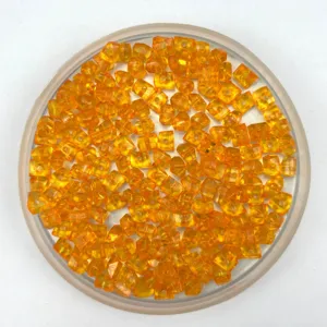 Vue de détail de perles de glaçons en acrylique orange percées pour décorations créatives.