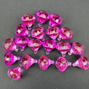 Detalle de primer plano de accesorios de tapa de bolígrafo de diamante acrílico rosa, brillantes.