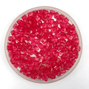 Gros plan de perles de glaçons en acrylique rose transparent avec trous pour loisirs et déco.