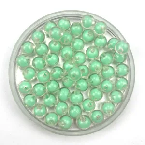 Vue détaillée de perles rondes transparentes vert clair perlées pour accessoires DIY.