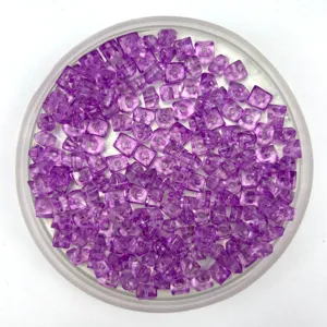 Gros plan de gemmes de glace concassée en acrylique violet, perles de cristal pour déco de fête.
