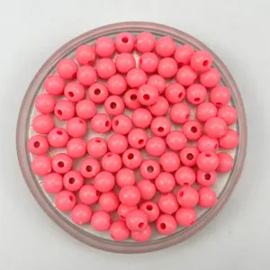 Roze plastic ronde kralen met gaatjes voor DIY sieraden maken en handwerk, detailopname.
