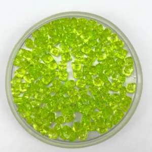 Vue détaillée de perles de glaçons en acrylique vert percé, idéales pour la décoration et loisirs.