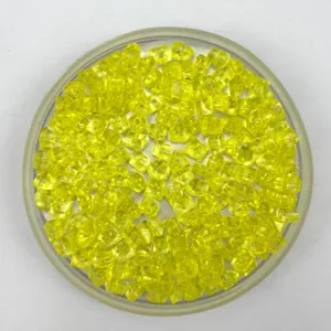 Glaçons acrylique jaune détail gros plan, petites perles cristal percées décoration fête