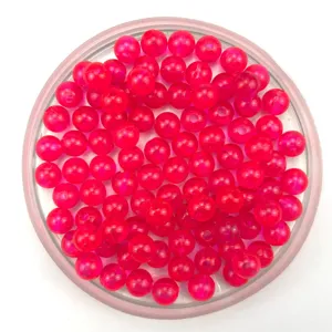 Detailopname van doorschijnende roze acryl ronde kralen, perfect voor DIY knutselwerk.