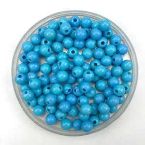 Gedetailleerd overzicht van blauwe kunststof ronde kralen in schaal, ideaal voor knutselwerk.