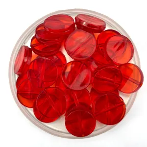 Nahaufnahme von roten transparenten Acryl flachen runden Perlen fur DIY Schmuckzubehor.
