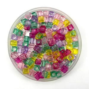 Perles carrées transparentes en acrylique 6x6mm colorées DIY bijoux accessoires détail.