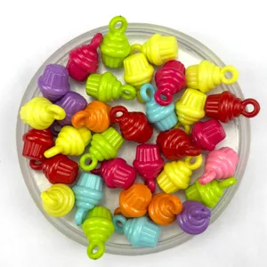 Perles suspendues en plastique bricolage forme cupcake coloré vue détaillée pour bijoux artisanaux.