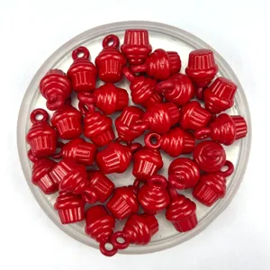 Perles en plastique rouge en forme de cupcake avec trou pour creation de bijoux DIY.