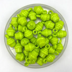 Gros plan de perles suspendues en plastique vert vif, parfaites pour la conception de bijoux DIY.
