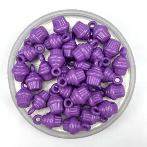 Perles cupcake violettes pendentifs de fabrication de bijoux DIY accessoires en plastique.