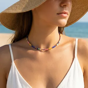 Nahaufnahme Detail der bunten Perlen-Halskette am Strand getragen, bömischer Stil Schmuckstück.
