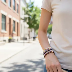 Gedetailleerde close-up van de kleurrijke edelsteen kralenarmbanden om de pols buiten.