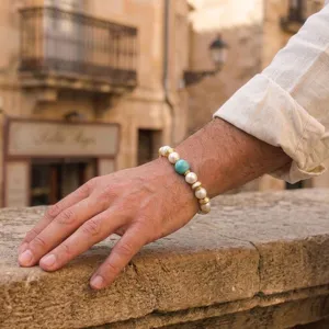 Gedetailleerde close-up van een vintage parel en turkoois kralen armband gedragen om de pols.
