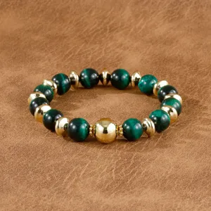 Gedetailleerd close-upzicht van de elegante groene kralenarmband met gouden accenten.