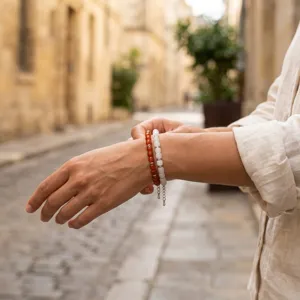 Gedetailleerde mode armband met rode agaat kralen en witte natuurstenen voor vrouwen.