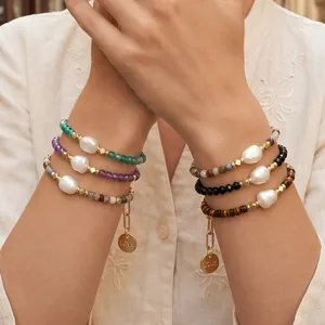 Elegante meerlaagse zoetwaterparel armband set met natuursteen en metalen bedel.