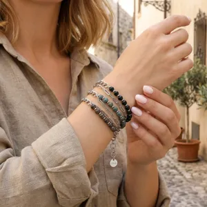 Gedetailleerd overzicht van een armband met meerdere strengen edelstenen en metaal.