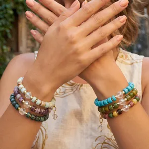 Gedetailleerde close-up van kleurrijke halfedelstenen kralenarmbanden met kristal.