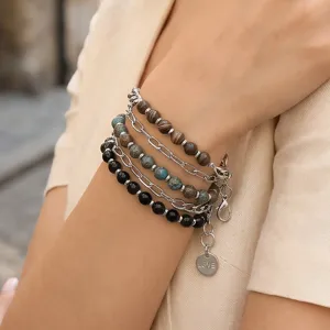 Gedetailleerde close-up weergave van de prachtige meerlaagse edelsteen en metalen ketting armband.
