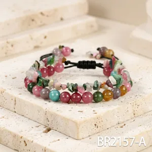 Gedetailleerd overzicht van de kleurrijke natuursteen kralen armband, stijlvol handgemaakt sieraad.