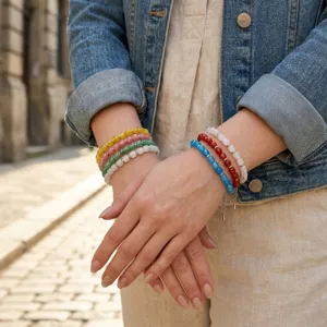 Gedetailleerd overzicht van kleurrijke natuurstenen kralenarmbanden gedragen om de pols.