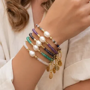 Multilayer kraal armband detail met zoetwaterparels en gouden bedels voor dames.