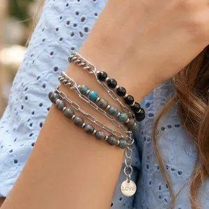 Meervoudige armband met metalen kettingen en edelsteenralen voor een stijlvolle look.