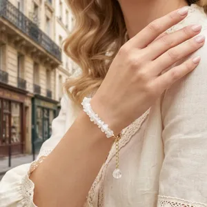 Delicate armband van onregelmatige kristallen steentjes met verstelbare ketting detail.