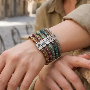 Set van natuurstenen kralen armbanden met metalen bedels voor stijlvolle laagjes look.