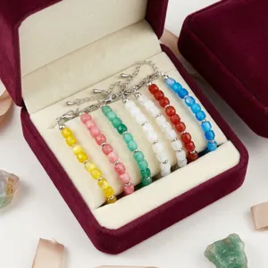 Gedetailleerd overzicht van kleurrijke natuurstenen kralenarmbanden in een fluwelen doos.