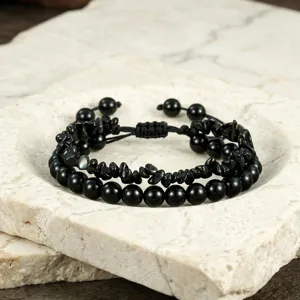 Detailopname van de dubbele zwarte edelsteen kralenarmband met verstelbare handgemaakte knoop.