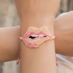 Bracciale con perline Miyuki fatto a mano motivo labbra primo piano con cordino