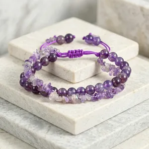 Handgemaakte paarse kristalen kralen dubbele armband met verstelbaar geweven koord.