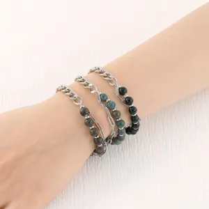 Gedetailleerd overzicht van de gelaagde metalen ketting en halfedelsteen kralen mode armband.