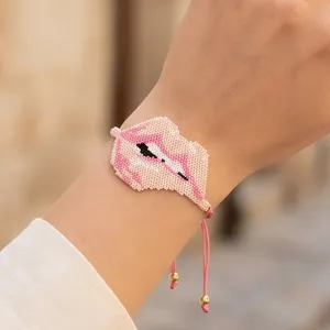 Bracciale fatto a mano in perline Miyuki con design labbra alla moda e cordino regolabile rosa.
