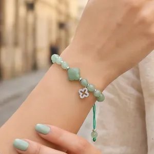 Elegante groene steen klaver gevlochten armband detail, verstelbare chique polssieraden