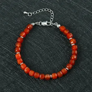 Detailopname van facet geslepen rode karneool kralen armband met zilveren metalen ketting.