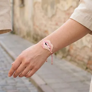 Bracciale di perline fatto a mano con un design a labbra unico e chiusura regolabile.