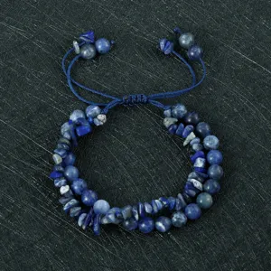 Handgemaakte blauwe edelsteen kralen armband met verstelbaar koord voor minimalistische stijl.