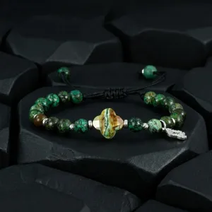 Stijlvolle gevlochten kralenarmband met groene steen and klaverblad hanger voor vrouwen.