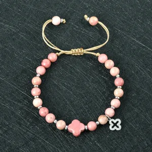 Verstelbare roze kralenarmband met klaverhanger, gedetailleerd overzicht van het sieraden.