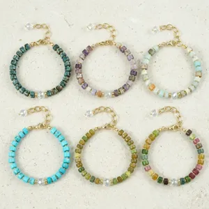 Gedetailleerd overzicht van kleurrijke halfedelsteen kralen armbanden met verstelbare ketting.