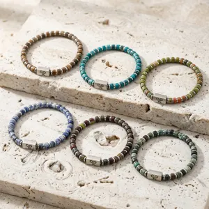 Set van 6 natuurstenen kralen armbanden met gegraveerde metalen bedels en zilverenaccenten.