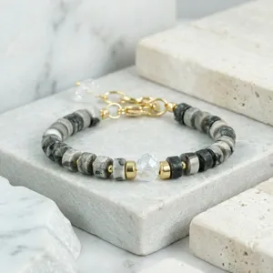 Detailweergave van minimalistische halfedelsteen kralenarmband met heldere kristal.